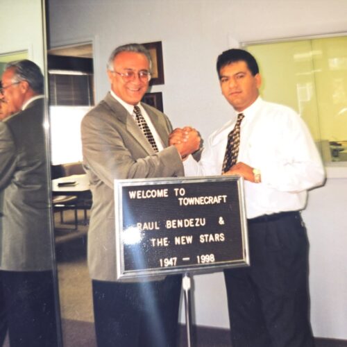 entrega de reconocimiento ventas Raúl Bendezú